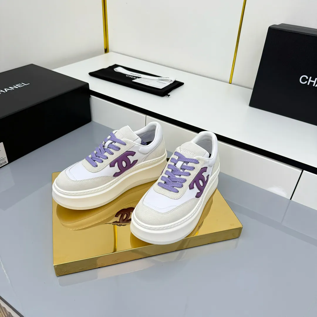 👟👟Ex-factory price 660👟👟 Top version! Chanel Chanel panda shoes! 2025 counter's top casual sports shoes. This classic design; the upper is electro-embroidered with a variety of techniques; the outsole is fashionable and sporty; the unusual inclusion of a variety of color matching elements... The diversified mix and match is very good-looking and versatile, and can be used for leisure, fashion, sports, and outdoor... ꫛꫀꪝ Go➫ Materials: ❶Upper made of: original imported first-layer silk cowhide + original waterproof cloth + original first-layer cowhide ❷Inner lining: Original Yangli+wang ❸ Outsole based on: Original TPU combination outsole Counter boutique packaging complete set for women 35–41